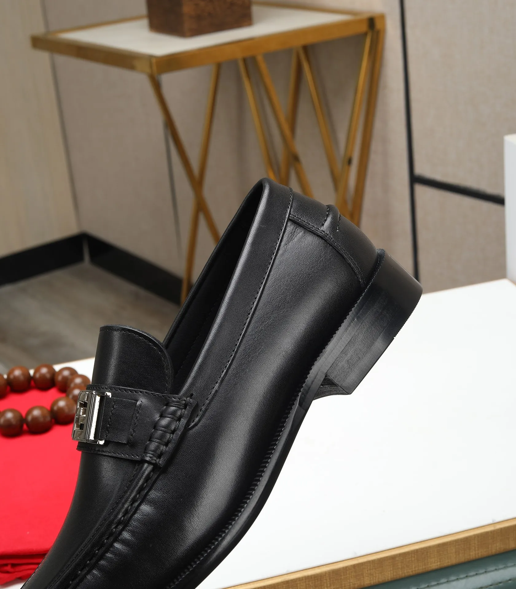 Men's shoes 💰580 (high-end, full cowhide) FENDI Fendi high-end formal leather shoes, original Italian imported cowhide surface + cowhide lining, original hardware, I believe you will be impressed from the first time you see it. The avant-garde atmosphere can no longer fully interpret its elegance. AAA grade rubber outsole, super comfortable. Original counter last, ensuring its original version and quality. The simple upper ensures its comfort and breathability. A pair of truly good shoes has its own unique soul, famous quality, regular size 38-44 (45 46 customized)